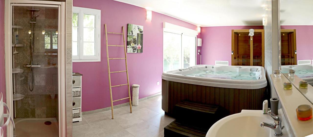 Au Coeur Du Bien-etre, Avec Piscine Chauffee Et Couverte, Spa, Sauna, Massages Monteaux